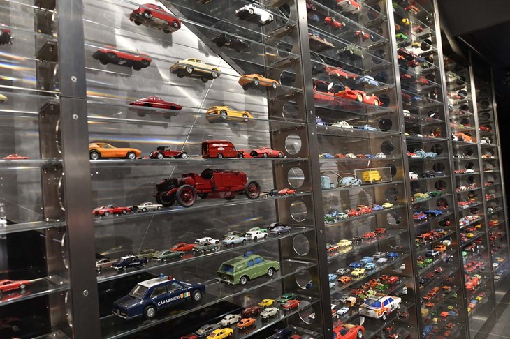 階段下のスペースを使って並べられたアルファ・ロメオのミニカー。世界中で市販されているものを集めているという。ここに展示されているのはスペースの関係から916台。他に2500台余りがアーカイブで待機中。「ただいま展示場所を探しているところ」とは館長の弁。
