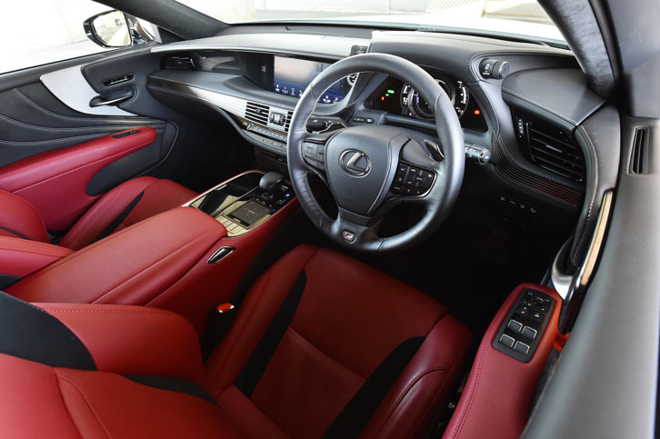「LS500h“Fスポーツ”」のコックピット周辺部。ステアリングホイールやシフトノブ、アナログ式のクロックなどは専用デザインのものがおごられる。