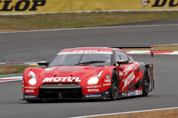「S Road MOLA GT-R」を駆り、2011年と2012年のSUPER GT GT500クラスを連覇した柳田真孝／ロニー・クインタレッリがニスモに移籍し、2013年シーズンを戦った「モチュール・オーテックGT-R」。