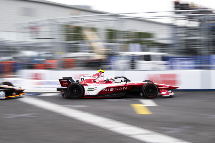 フランス出身のノーマン・ナトー選手が駆る日産のフォーミュラEマシンはカーナンバー17。ナトー選手はシーズン9で日産チームに所属し、アンドレッティ・フォーミュラEチームに移籍した後に、シーズン11で日産チームに復帰した。