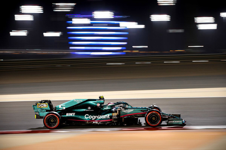 昨季までレーシングポイントとして参戦していたチームは「アストンマーティン」を名乗り、カラーリングもピンクからグリーンに、またマシン名も「AMR21」とし、4冠王者セバスチャン・ベッテル（写真）を迎え入れての再出発。開幕戦ではベッテルが予選Q2中にイエローフラッグでアタックを邪魔され18位、そのイエロー中の減速不十分でペナルティーを受け最後尾スタートとなった。レースではスタートでジャンプアップ、中団勢のライバルと抜きつ抜かれつを繰り広げ、結果15位。ストロールは予選Q3まで駒を進め（10位）、レースではファイナルラップで角田に抜かれ10位だった。（Photo=Aston Martin）