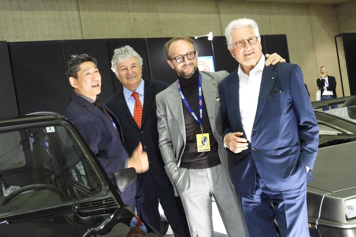 「オートモビル カウンシル2025」より、関係者とともに写真撮影に応じるジョルジェット・ジウジアーロ氏（写真向かって右端）。