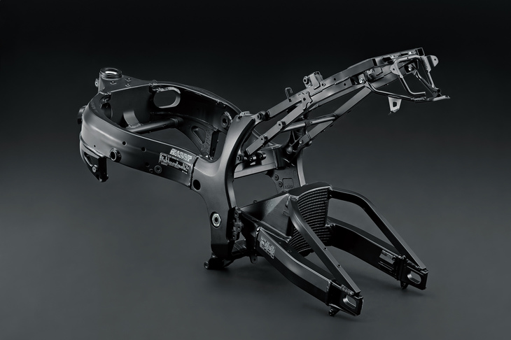 車両の骨格をなすメインフレームは、実は初代からほとんど変わっていない。当時の設計の優秀さを感じさせる部分だ。