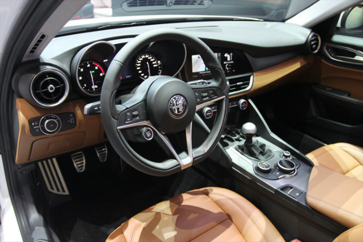 「アルファ・ロメオ・ジュリア」のインテリア。