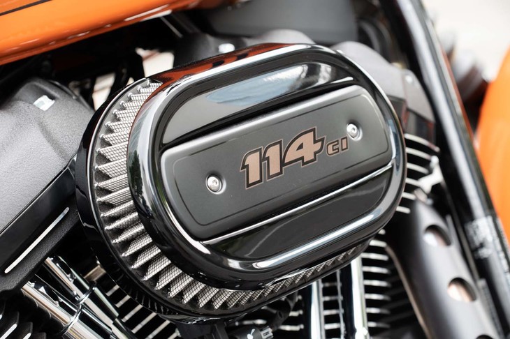 ドラッグレーサーを思わせる、ろ紙むき出しのエアフィルター。誇らしげな「114」の数字は、排気量が114キュービックインチ（1868cc）であることを示す。