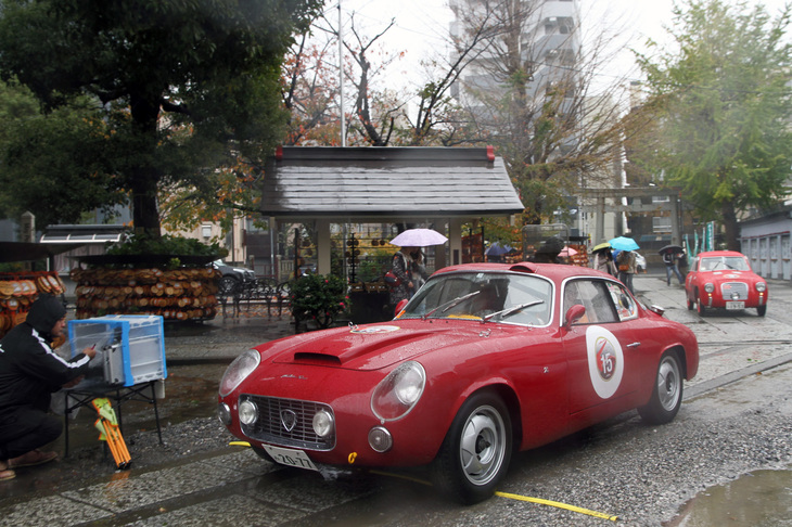 PC競技に挑む1961年「ランチア・フラミニア スポルト」。1957年に登場したランチアのフラッグシップサルーンであるフラミニアをベースとする2座クーペ。ボディーはもちろんザガート製。後ろに見えるのは1953年「フィアット750GTザガートMM」。