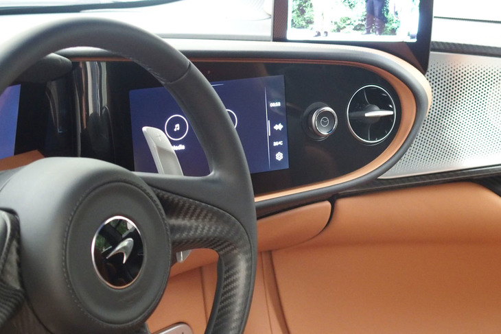 マクラーレン・スピードテール（インストゥルメントパネル右側）