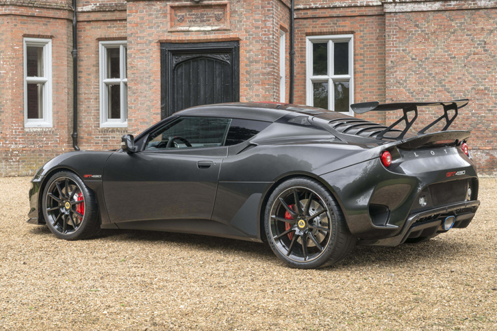 カーボン製のボディーパネルが多用される「エヴォーラGT430」。乾燥重量は1258kgとなっている。