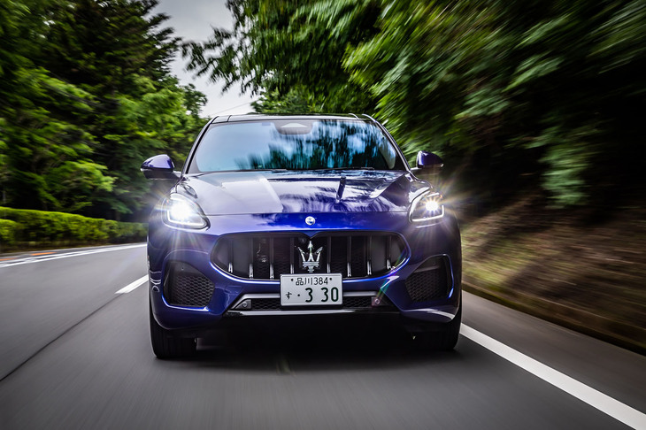 ブラック仕上げのフロントグリルを「レヴァンテ」よりも低い位置に設置。ヘッドランプは、マセラティのフラッグシップスポーツカー「MC20」のデザインに準じたものが採用される。