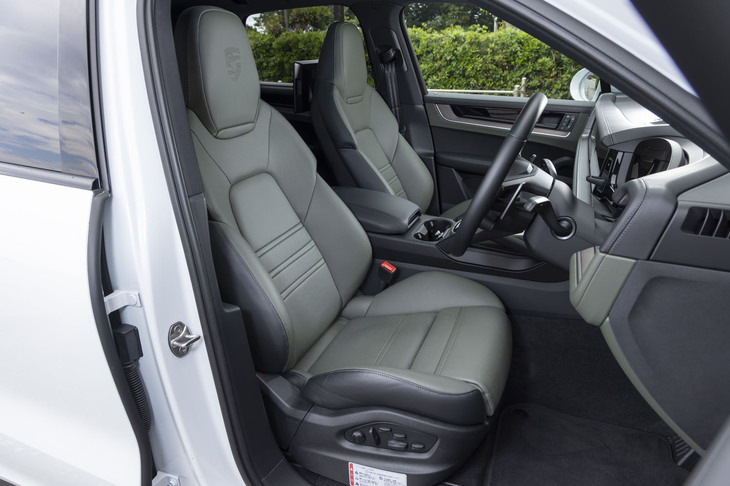 アダプティブスポーツシートと呼ばれるヘッドレスト一体型のシートは21万5000円のオプション。前後や高さ、座面長だけでなく、サイドボルスターの角度も変えられる。