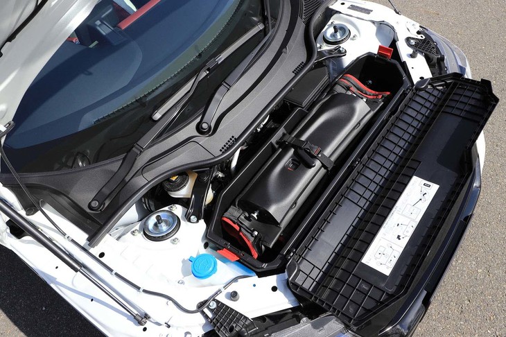 フロントボンネット下の「ユーティリティーボックス」は、数少ないラゲッジスペース。取り外したロールトップの収納場所でもある。