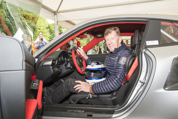 「ポルシェ911 GT2 RS」とラリードライバーのヴァルター・ロール。