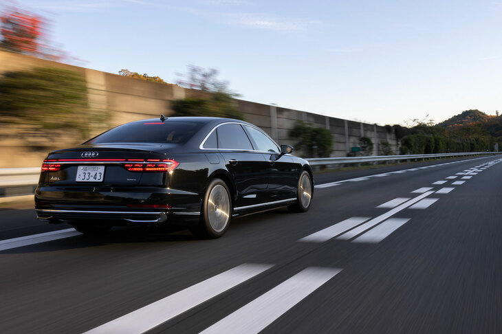 フロントほど大きな意匠の変更はないが、リアまわりでは新たに「デジタルOLEDライト」を採用。走行モードによりグラフィックが変わるほか、後続車が2m以内に近づくとすべての光源を点灯し、警告する機能も備わっている。