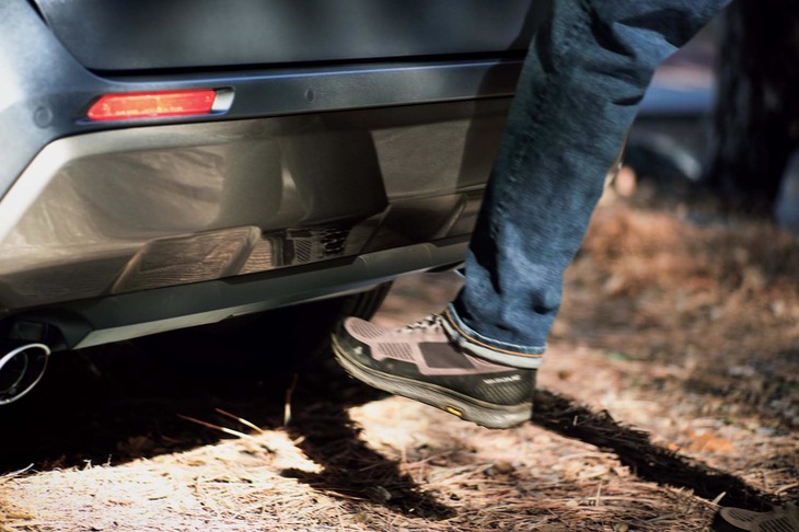 足先をバンパー下にかざすだけでバックドアを開閉できる「ハンズフリーバックドア」も設定される。