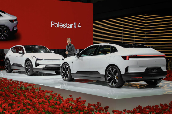 ハイルマー氏もそうだが、マクシミリアン・ミッソーニ氏も、プロポーションで勝負するシンプルな造形のクルマを手がけてきた人物だ。写真は2023年の上海オートショーより、「ポールスター4」を発表するミッソーニ氏。