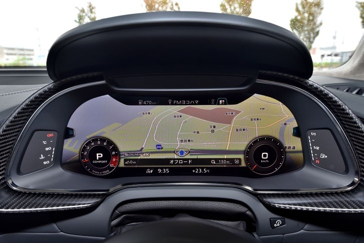 メーターや各種情報のほか、ナビゲーション表示が可能な「アウディバーチャルコックピット」。グレードを問わず「R8」には標準装備となる。