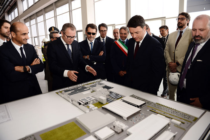 2016年9月、イタリアのマッテオ・レンツィ首相（当時）はランボルギーニを訪問。ドメニカリCEOから、本社工場での新型SUVの生産に関する説明を受けた。