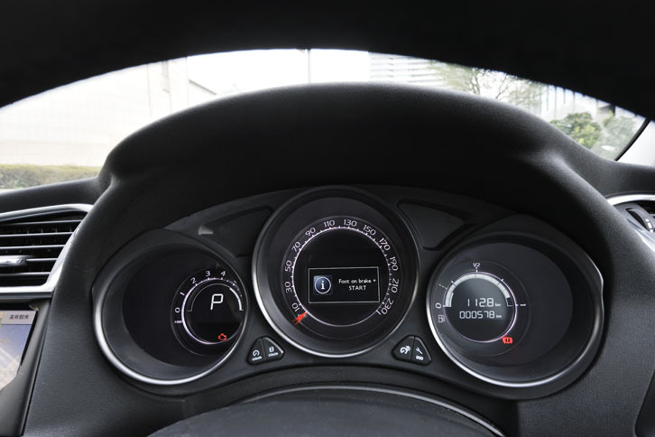 メーターは3眼式。アナログとデジタルのコンビネーションになっている。