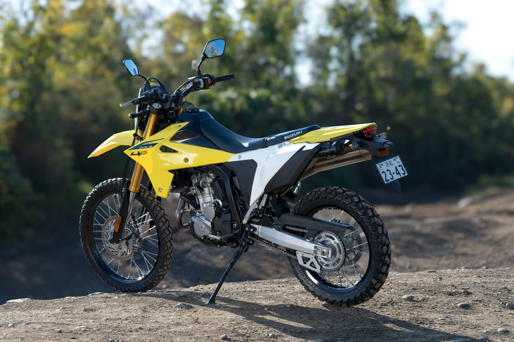 2024年の「EICMA（ミラノショー）」で世界初公開された「スズキDR-Z4S」。日本でも、往年のデュアルパーパス「DR-Z400S」の再来としてファンの期待を集めていたが、2025年10月にようやく販売が開始された。
