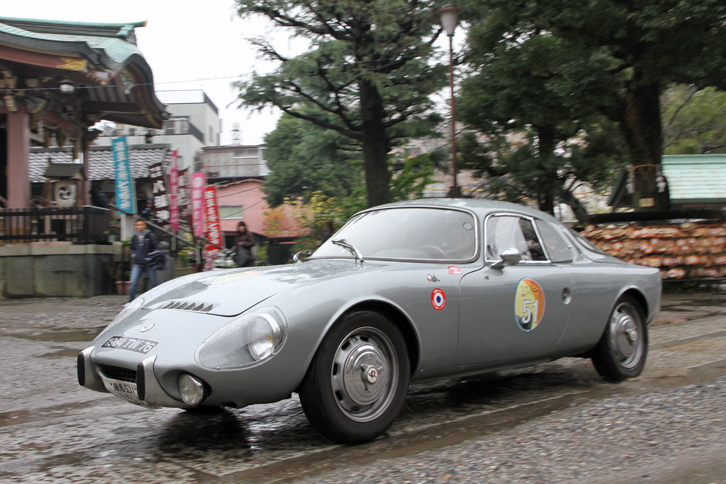 スタンプを受け、境内を抜けていく1964年「ルネ・ボネ・ジェット」。世界初の市販ミドシップスポーツである。