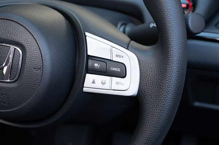 予防安全装備も強化されており、高速道路などでの渋滞時に、車線を逸脱しないようステアリング操作をアシストする「トラフィックジャムアシスト（渋滞運転支援機能）」が新たに採用された。