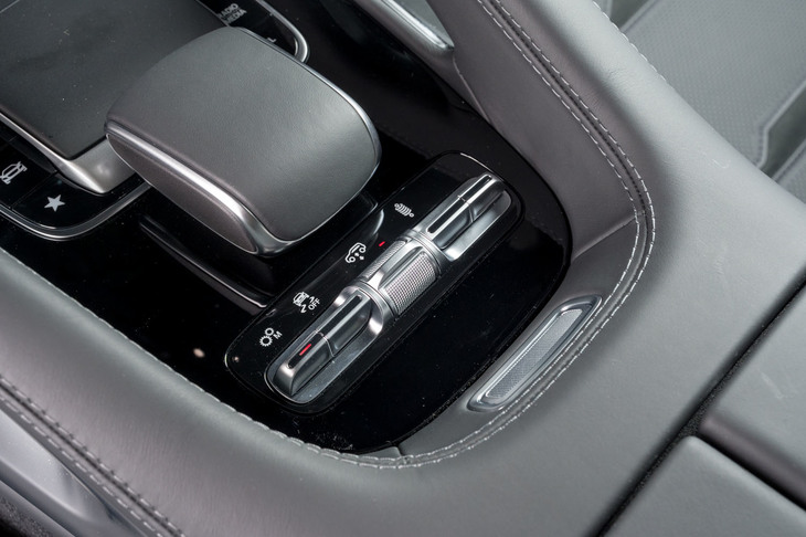 電子制御スタビライザーや専用チューニングのエアサスペンションなどが装備された「GLE63 S」。走行モードの切り替えとは別に、サスペンション特性や車高などは個別の調整が可能となっている。