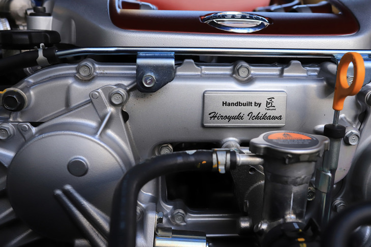 「GT-R」のエンジンは1基をひとりの熟練工が責任を持って組み上げる。タイミングベルトカバーのプレートには、そのエンジンを手がけた職人の名前が書かれている。