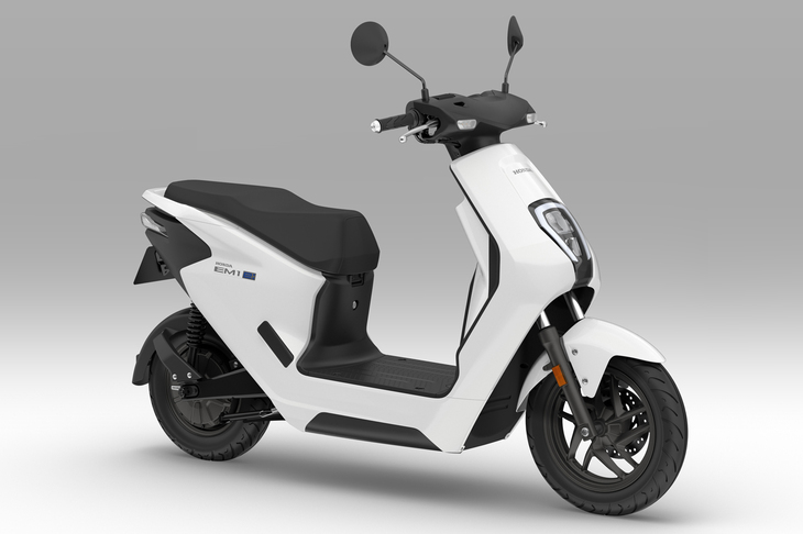 2023年8月に発売された「ホンダEM1 e：」。航続距離53kmの電動スクーターで、車両の価格は15万6200円。脱着式バッテリーが10万8900円、その充電器が5万5000円となっている。