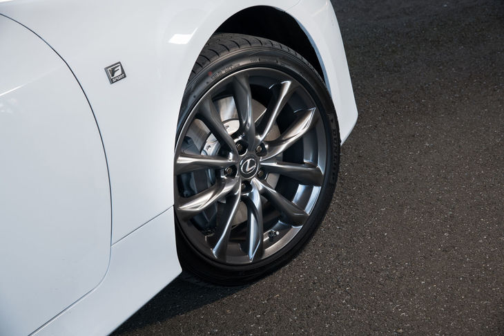 “Fスポーツ”では、「LC」や「LS」のデザインを継承したという新ホイールを採用する。