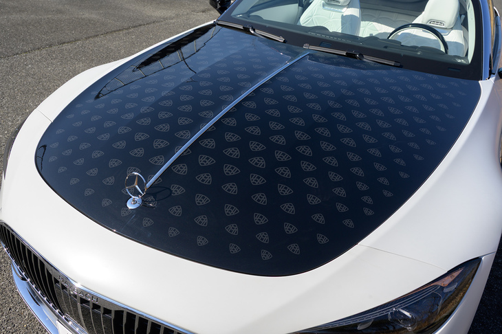 マイバッハエンブレム入りのソフトトップは標準装備だが、ボンネットは100万円のオプション。メルセデスAMG版にはないボンネットマスコットが備わっている。