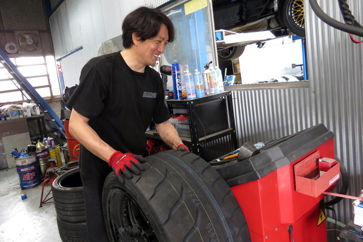 今回のタイヤ交換も、相模原のアメ車専門店「コレクションズ」さんにお世話になりました。ありがとうございます。写真はナイス笑顔で作業を進める店長の本多芳彦氏。