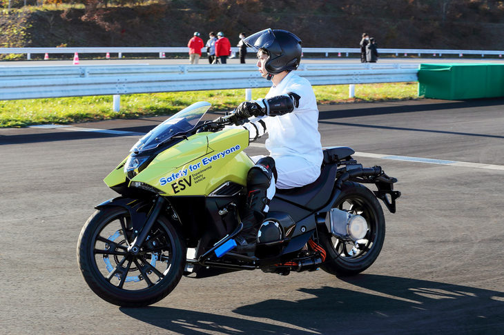 超低速で、優雅に8の字走行を披露する「ライディングアシスト2.0」の試作車。見たところ「NM4」がベースのようだが、こんな大柄なクルーザーで、挙動を乱すことなく低速走行ができるとは驚きである。