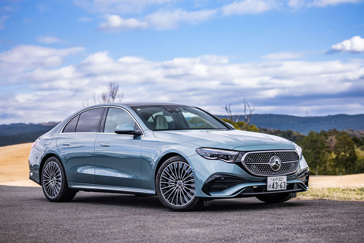 「Eクラス」は、全世界で累計1600万台以上の販売実績を誇るメルセデス・ベンツの中核モデル。最新型は2024年1月に上陸した。Eクラスを初めて名称に取り入れた1993年のW124／S124／C124型から数えて6代目にあたる。