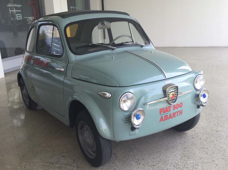 1960年代のイタリアでボーイズレーサーたちに「600」とともに最も人気のあった「フィアット500アバルト」。オーストリア人のC.アバルトの名と腕、彼の星座であるサソリマークを欧州中に知らしめたモデルだ。デビュー年の1957年にはモンツァサーキットで500ccクラスの最速記録を樹立した。現在でもイタリアでアバルトは、（クルマを）知ってるヤツに限らず「小粒でパワフル」の代名詞だ。