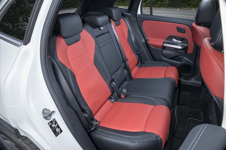 後席のレッグルームは先代モデルよりも116mm拡大。さらに前後140mmのスライド機構と7段階のバックレスト調整機構を備えている。
