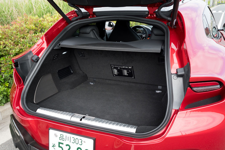 「フェラーリ史上最大」とうたわれるラゲッジスペースの容量は473リッター。後席は可倒機構付きで、荷室側のボタンによって格納・展開できる。