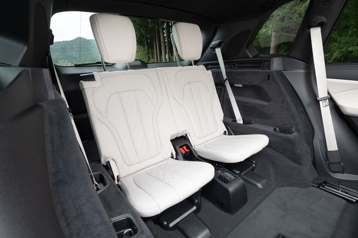 全5グレード（「X5 M」は除く）が用意される「X5」だが、3列目シートが用意されるのは現状では「xDrive40d Mスポーツ」のみ。決して広いスペースではないが、ちゃんとエアコン吹き出し口が設けられている。