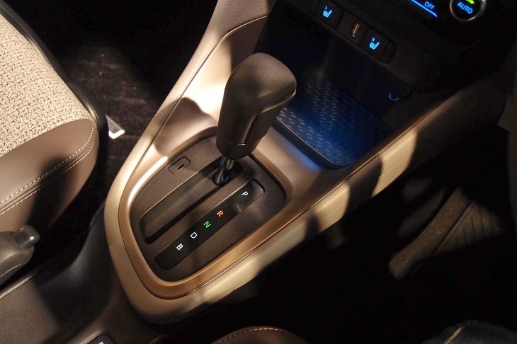 トヨタ・ヤリス（CVT車のシフトレバー）