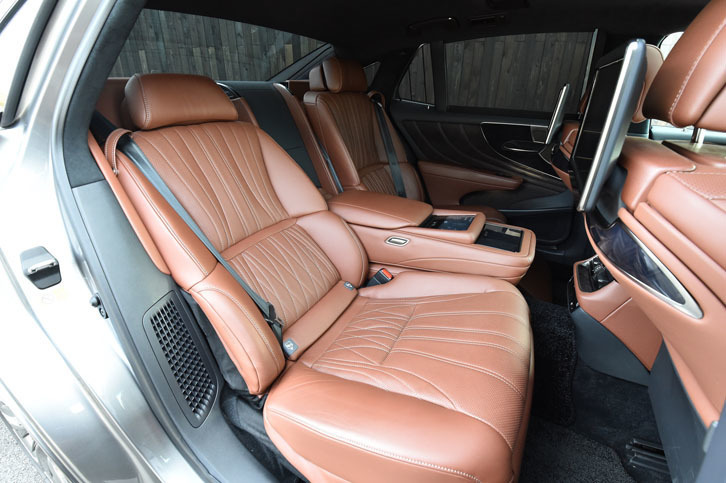 「LS500h“エグゼクティブ”」の後席は、リクライニング機能付き。操作はひじかけ部分の液晶パネルを介して行う。