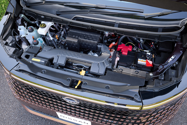 パワートレインは1.5リッター3気筒ターボエンジンを発電専用に使うシリーズハイブリッドの「e-POWER」のみの設定。2グレードとも後輪にもモーターを備えた4WDの「e-4ORCE」だ。