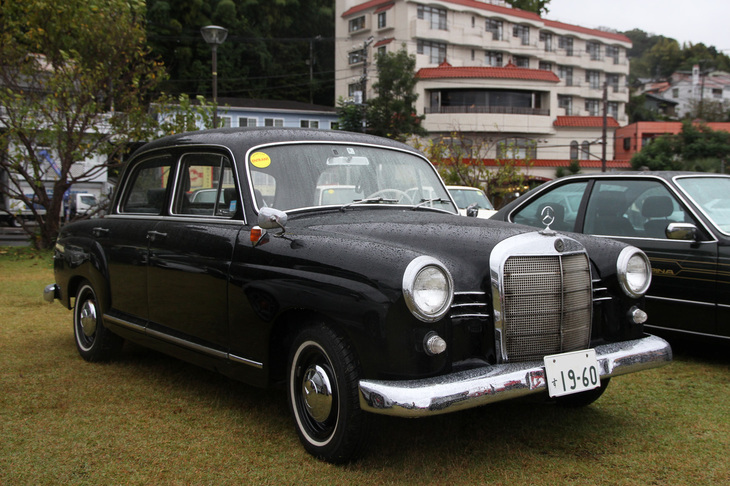 日本での俗称が“ダルマ”（英語ではPonton）だった「メルセデス・ベンツ190b」。俗に“ハネベン”（英語ではFintail）と呼ばれるテールフィンを生やしたモデルのひとつ前の世代で、いわば今日の「Eクラス」の先祖。