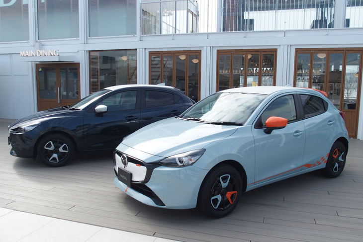 「マツダ2 15 BD」の「ROOKIE DRIVE」架装車（写真右）と「CLAP POP」架装車（写真左）。