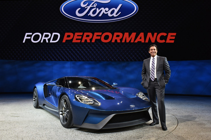 2015年のデトロイトショーにて、「フォードGT」とフォードのマーク・フィールズCEO（当時）。