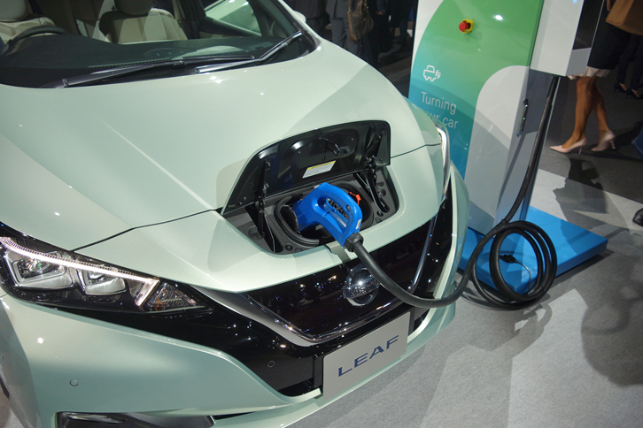 給電口は、先代モデルと同様、フロントに設けられている。急速充電器を使った場合、約40分で80％まで充電できる。