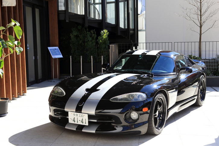 「ポディウムカフェ」の前に展示された、記者の「ダッジ・バイパー」。