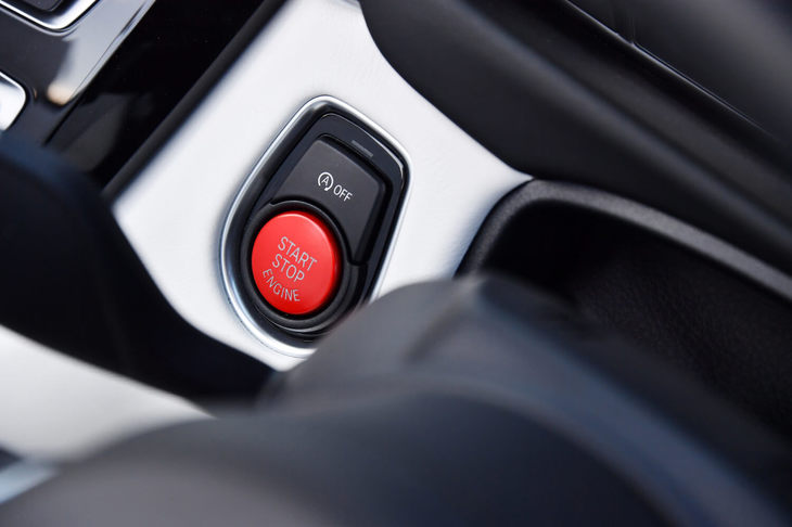ステアリングコラムの付近に、赤く塗られたエンジン始動ボタンがレイアウトされる。