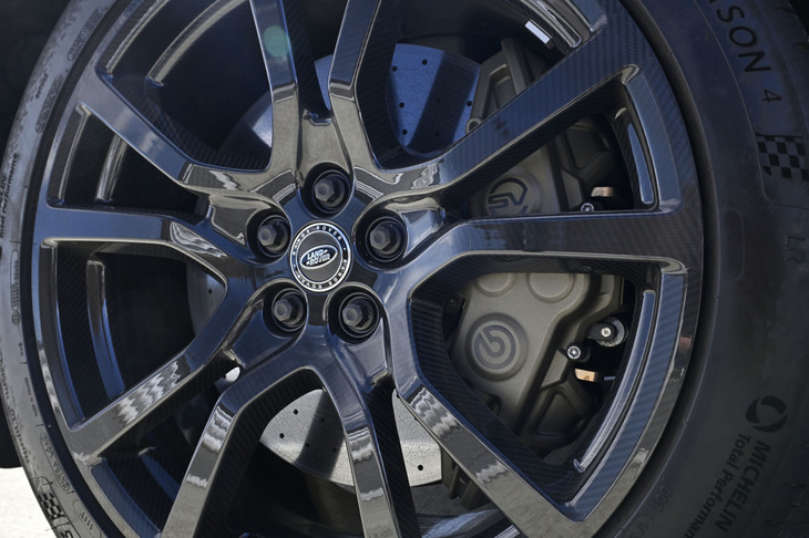 今回の試乗車は、量産車初となるオプションの23インチカーボンホイールに前：285/40R23、後ろ：305/35R23サイズの「ミシュラン・パイロットスポーツ オールシーズン4」タイヤを装着。カーボンホイールは標準仕様比で36kgの軽量化を実現している。