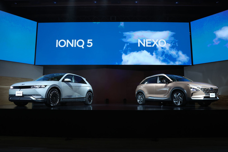 日本に導入されるのはBEV「アイオニック5」（写真左）とFCEV「ネッソ」（同右）の2車種。いずれもそれ単体ではCO2を排出しないゼロエミッションビークルだ。