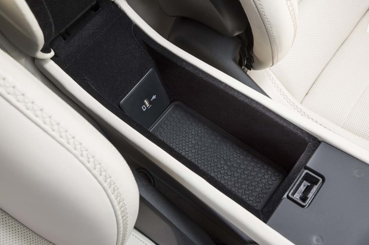 幅は狭いものの、左右の座席間にはUSBコネクター付きの小物入れも用意される。