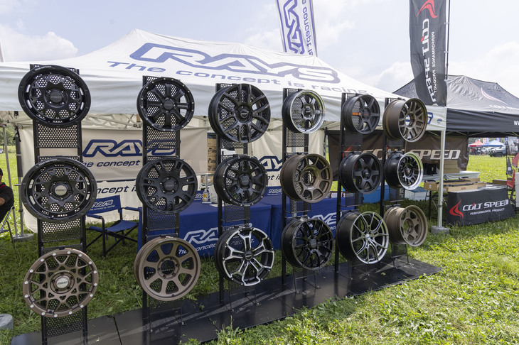 ホイールメーカーのRAYSなどが展示ブースを展開していた。